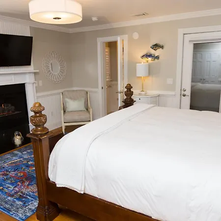 The Burrus House Inn Waterfront Suites-2